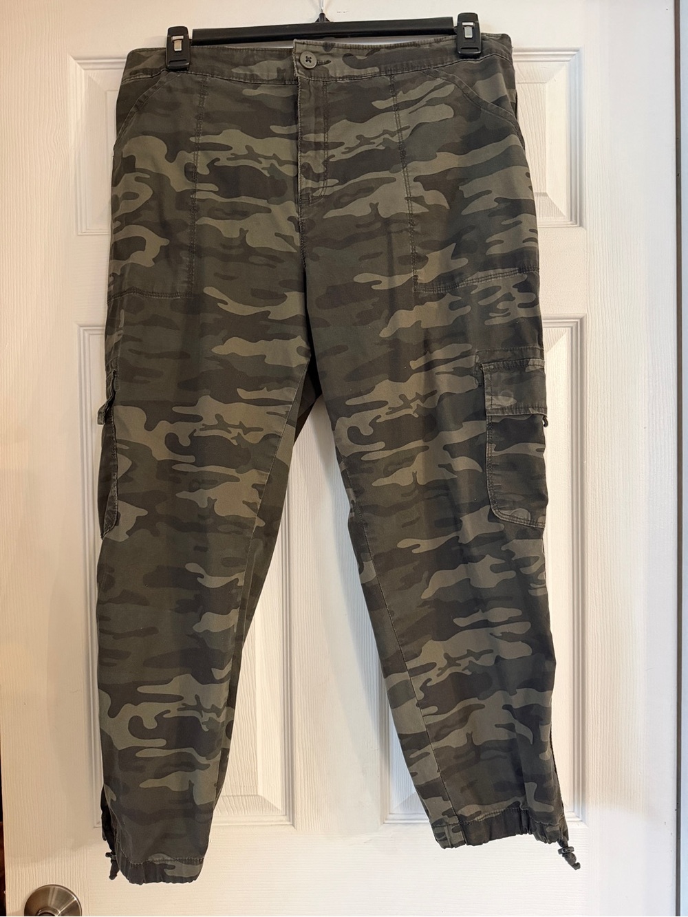 Sanctuary Olive Camo Cropped Cargo Pants